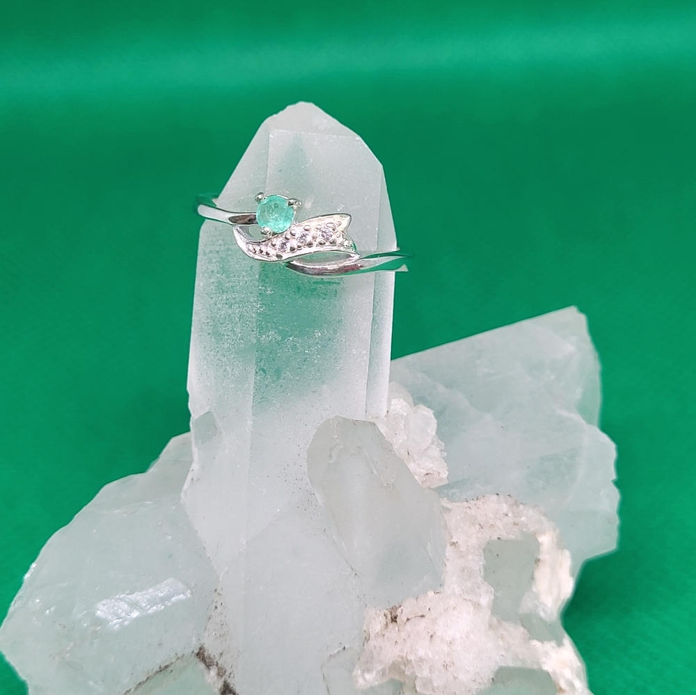 Elegant 925 Italian Silver With  Natural Emerald Colombian Gemstone Ring